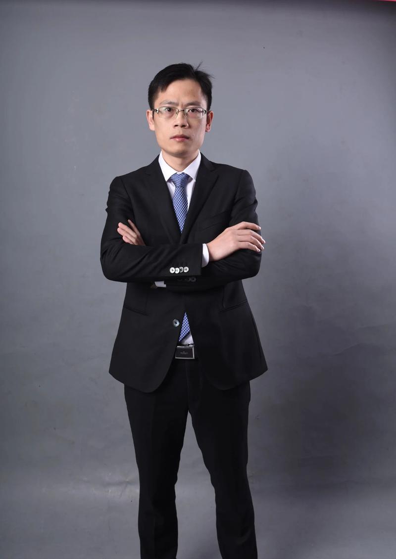 邓华英 视觉与舞美负责人